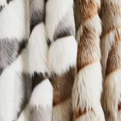 Peyton Throw - Natural -LOVESE Furniture Shop webimage 040099656 040099655 DTL3 1